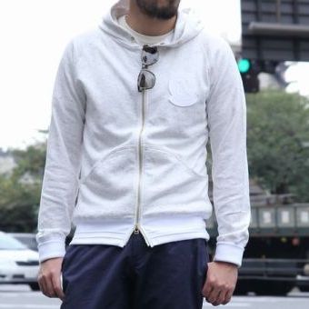 着ると部屋着になるパーカーと、そうでないパーカー。