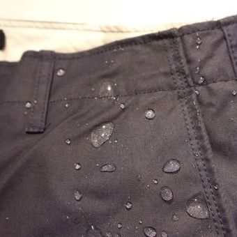 夏の雨と冬の雨は全く違う。だから、narifuriが作る撥水パンツがいい。
