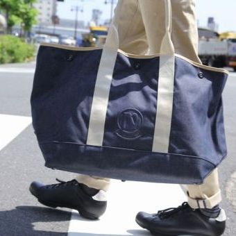 ライトなデニムで作り出す、自転車の枠を大きく超えるバッグたち。