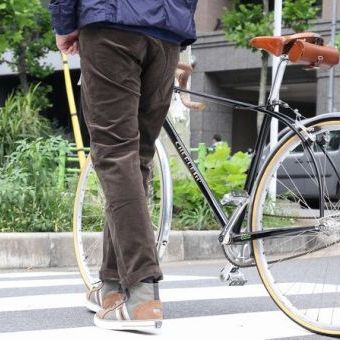 素材感が重要になる冬のアイテム選び。一度穿いたらやみつきな「コーデュロイ」はいかが？