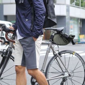 「カフェにも入れる」だけでなく、「レストランにも入れる」ショーツ