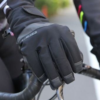 今年のGIROはちょっと違う。今から厳冬期、電車の中まで使えるグローブ。