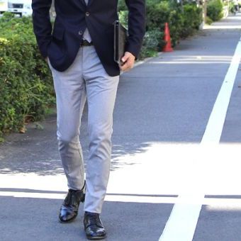 何度も言いますが、これジャージパンツです。まるでビジネススラックスのような表情を持った必携の一本とは。