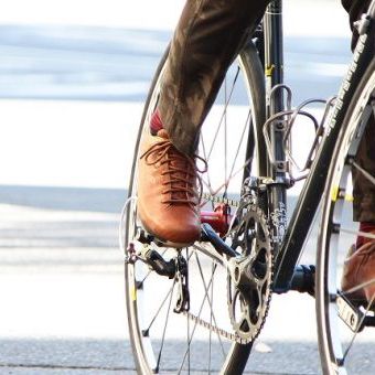 僕らの期待を裏切らない。ついつい目で追ってしまうそのシューズは、たぶんGIROのサイクルシューズ。