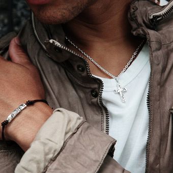 できる男を印象づける秋からアクセ。