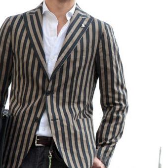 シャツジャケのように、さらりと着こなすストライプ。