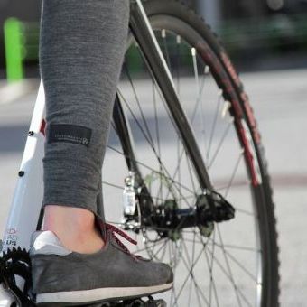 調節が難しいボトムスの悩みもついに解決！体温をコントロールしてくれる、自転車用スパッツ