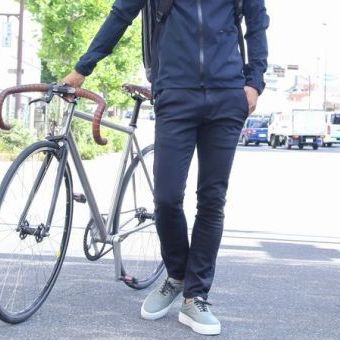 なぜ自転車乗りは細いパンツを穿くのか。