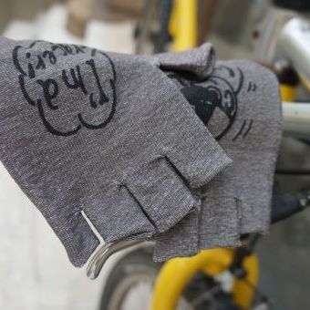 和紙でグローブを作る。独自の視点と発想によりできた、一つだけのグローブ。