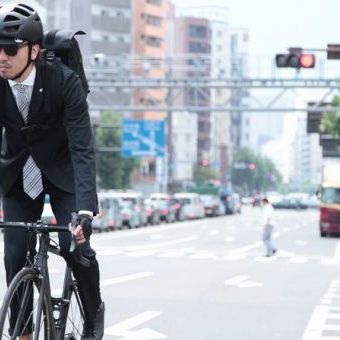 自転車通勤をするだけのものではない。オフィスでも映えるのが、今のバイシクルスーツです。