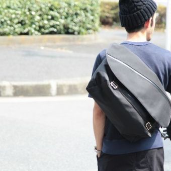 店頭ではなかなか見ることができないメッセンジャーバッグ？