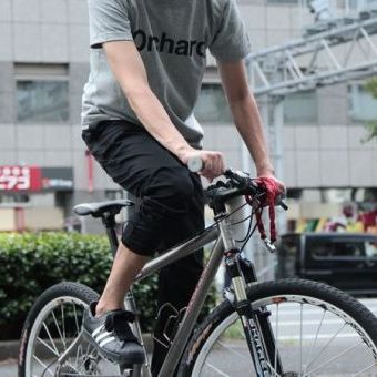 自転車こそ雨に弱い。気持ちいいほど流れ落ちる撥水パンツで、「もしも」を防ぐ。