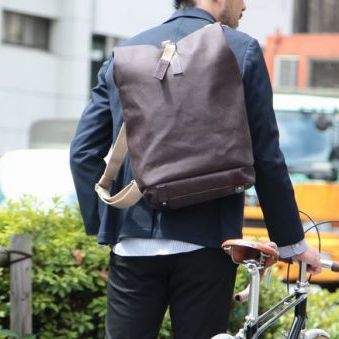 レザーでなくても味わえる、BROOKSの世界観を堪能して下さい。