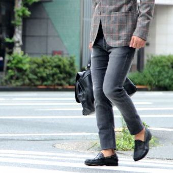 大人の着こなしは、モノトーンにヤンチャをプラス。