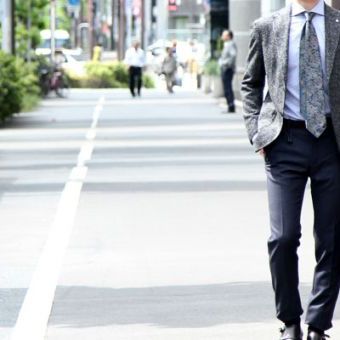 ジャケパンスタイルに、少し“エグみ”を加えます。