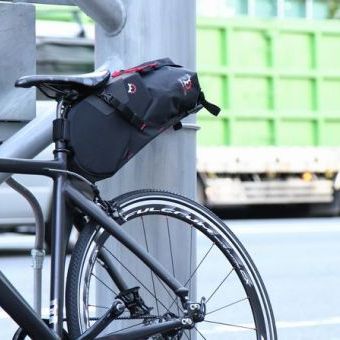 5秒あれば手で持ち運べる、都会のバイクパッキング。