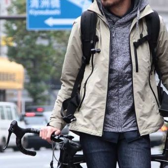 暑くなったら脱ぐ、寒くなったら着る。携帯性バツグンの“最軽量”中綿パーカー。