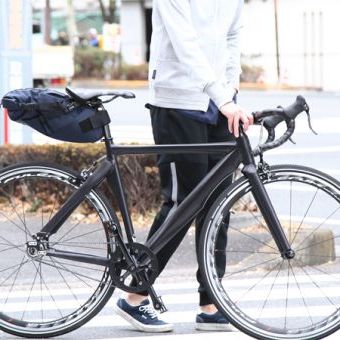 サドルバッグは荷物を積むものではなく、自転車を着飾るもの。
