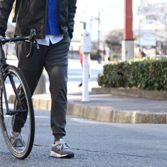 ファッションってバランスが大事。ゆるさをうまく使う”ジョガーパンツ“とは