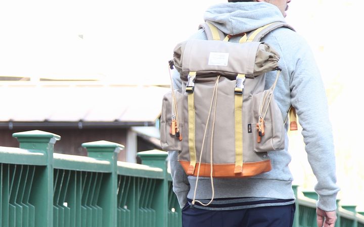 良い意味でsuoloの既成概念を打ち砕く、“ナイロン×レザー”バッグの新境地。