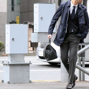 チョット早い春支度は、会社で一目を置かれちゃう「ステンカラーコート」から。