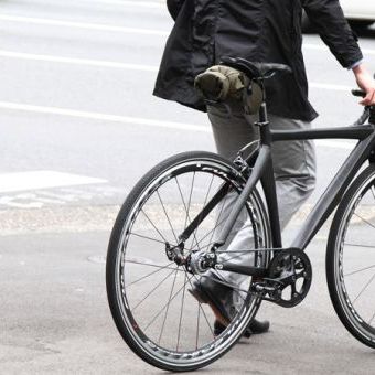 少ない荷物こそ自転車にお任せ！ここでしか手に入らない、特別サイズのサドルバッグ。