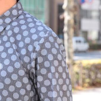 寝坊した日のお助けシャツは、あざとくないドット柄で。