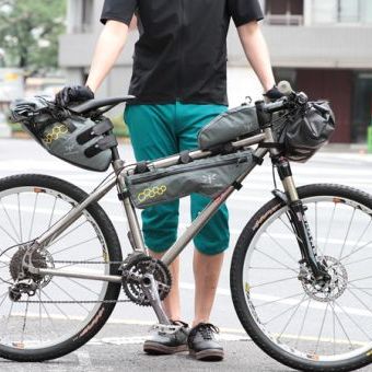背中が汗でびちゃびちゃでも、まだバッグを背負いますか？