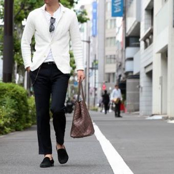 白ニットジャケットがあれば、忙しい朝も迷わない。