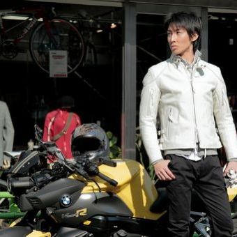 春バイクはやっぱり白レザー