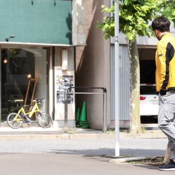 今、ナイロンウィンブレを着こなすには「シワ感」が大事。
