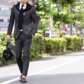 憧れの”休日でもラフにスーツ着こなしちゃってる”を実現させましょう。