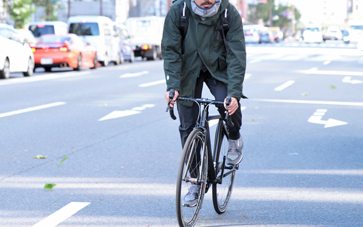 持ち運べる本格派コートで、どんな一瞬も気を抜かないこなれたオンオフ