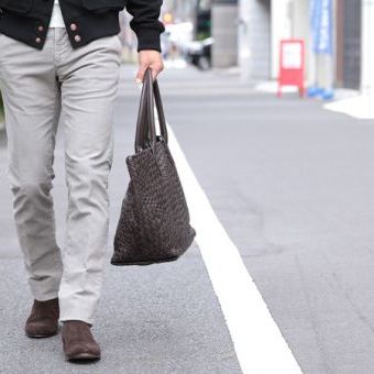 どんなにトレンドが移ろいを見せても、このパンツだけはそこにある。究極の定番美脚チノ「603」とは。