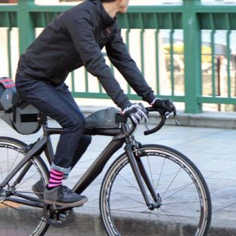 今や見過ごすことはできない「バイクパッキング」の勢い。サドルバッグ3大ブランドに迫ります。