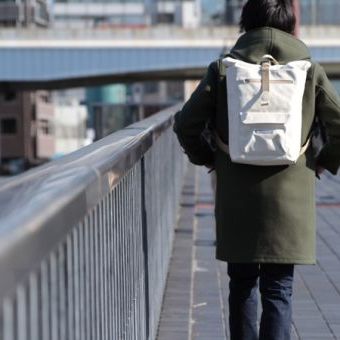 ちょこっとだけ背伸びしたバッグが欲しいなら「キャンバス以上、レザー未満」。