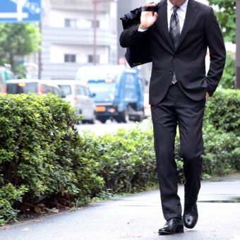 "新生活スタート！"これから一年どう過ごすかは、スーツをどれだけ着こなせるかにかかっている。