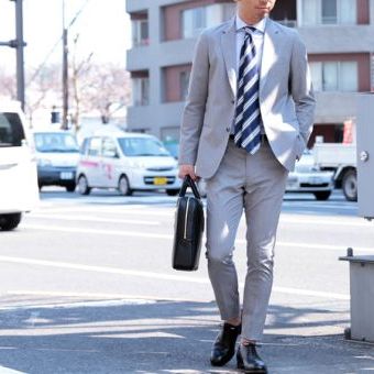 こんな雨の日も憂鬱にならない。皺と無縁のセットアップ。