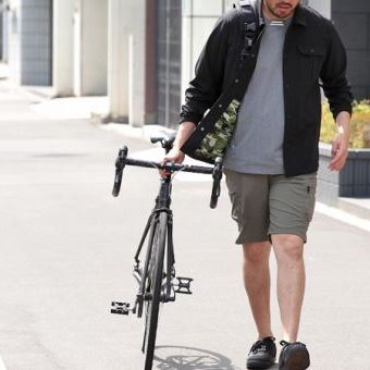 ショーツ派には、ウィンドブレーカーではなく「シャツジャケ」という選択がある。