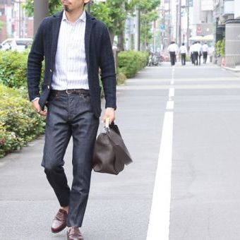 カーディガンでもジャケットでもない。どっち付かずの心地よさ。