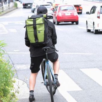 洒落者ほどバッグはサイズで選ぶ。たとえ荷物が財布とスマホだけだとしても。