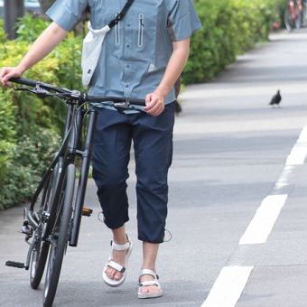 大人しい顔して、実はジャージ顔負け？！カジュアル派の夏パンツ決定版。