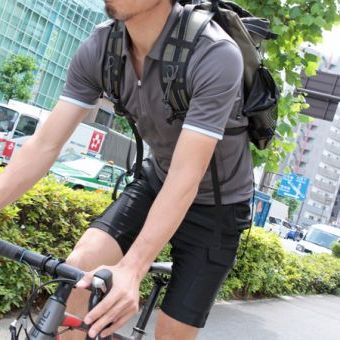 そのウェアで200km走りきることはできても、電車に乗ることはできるのか？