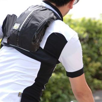 バックポケットに荷物が入りきらない！そんな、あとちょっとを補う「着るボディバッグ」