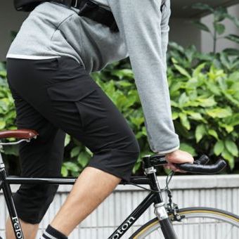 見た目は同じでも180度違う？！あの定番美脚パンツをベースに、選べる数だけの理由がある。