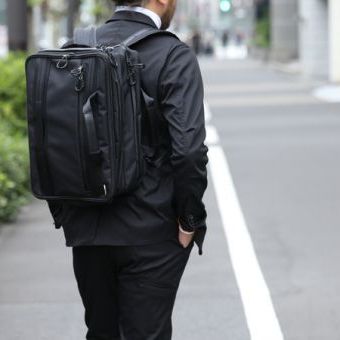 手持ち、ショルダー、バックパックの3WAYなんてもう古い。「2×3＝6WAY」を可能にした、次世代ブリーフケース。