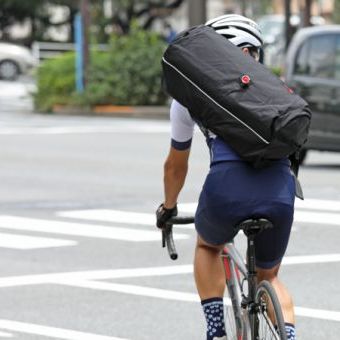 スーツを「背負う」ことで、サラリーマンの自転車通勤を叶えたガーメントバッグ。