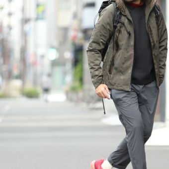 懐かしむ人と、新鮮さを感じる人。見る人で印象も、スタイリングも変えてしまうマウンテンパーカー。