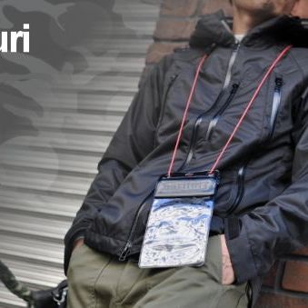 【ノベルティフェア開催】対象のnarifuriアウター購入でフォンポーチプレゼント！