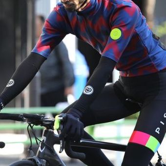 自転車を楽しむ人は、ファッション感覚でウェアを選ぶ。